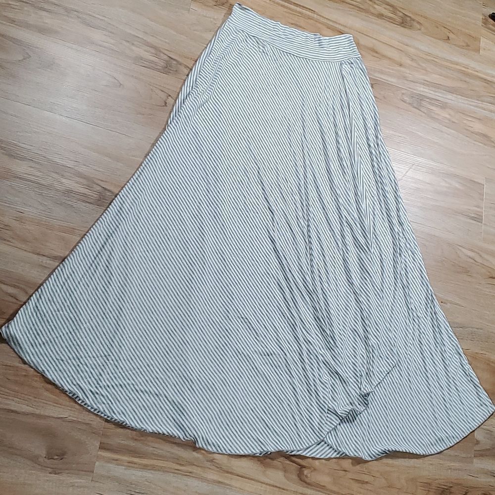 💚Gray & White Striped Crisscross Maxi Skirt Medium